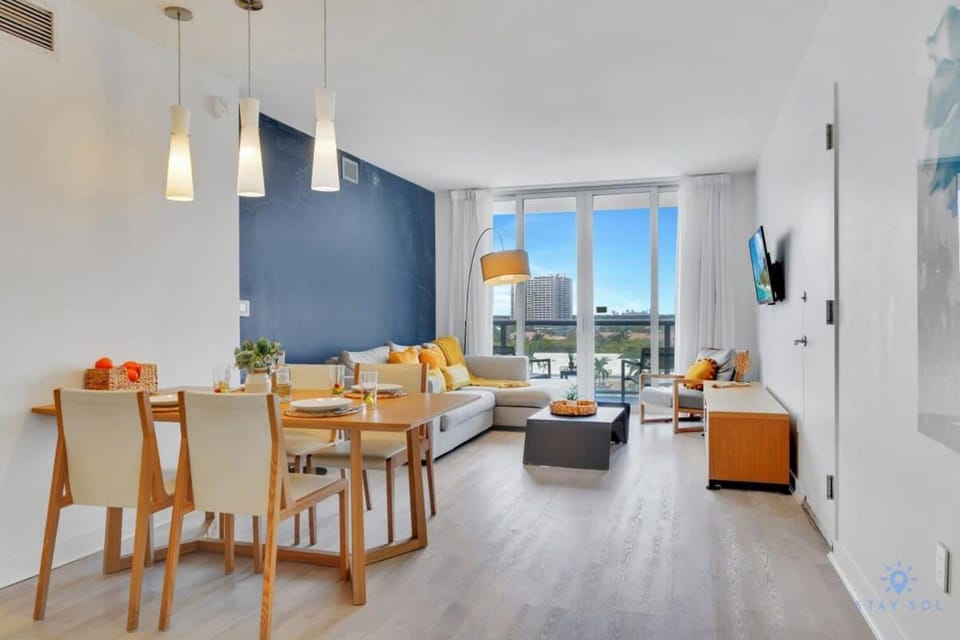 Sunset Oasis with 2BR, Balcony, Pool, Perfect Getaway Apartment in Hallandale Beach