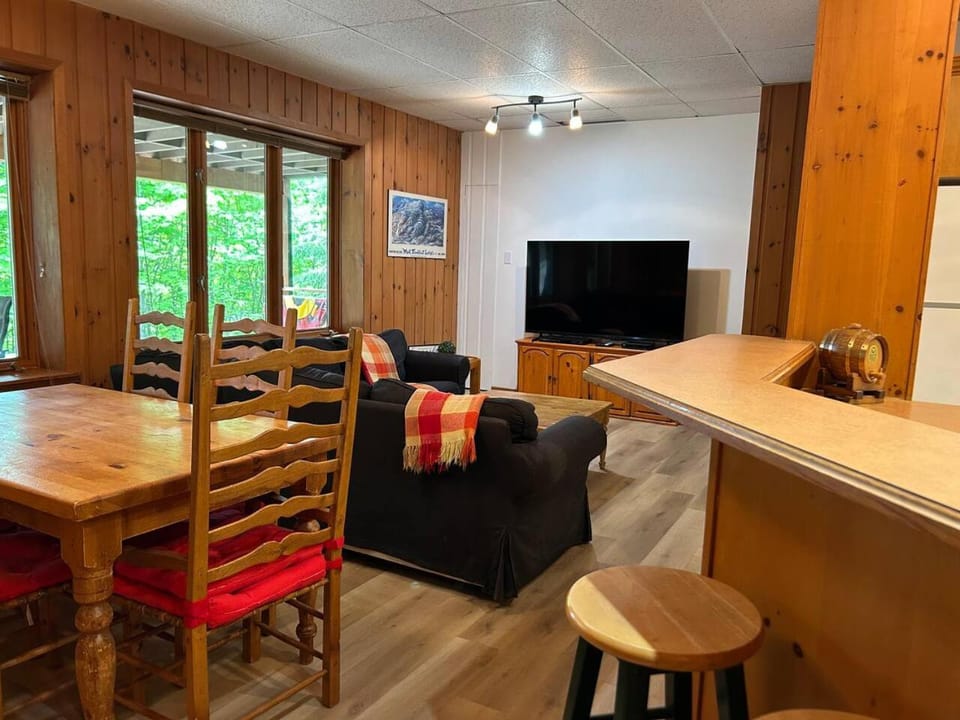 Walk to village-Cozy 2Bdrm, Trails, Forests Apartment in Mont-Tremblant