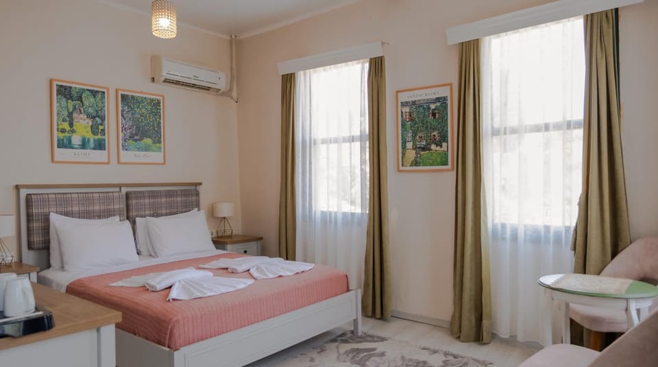 Bed, Photo of the whole room, Seating area, Bedroom, towels, air conditioner