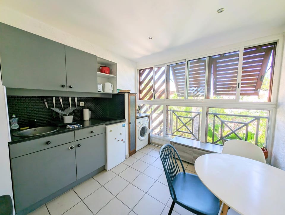 Coffee/tea facilities, Kitchen or kitchenette, Dining area, oven, toaster
