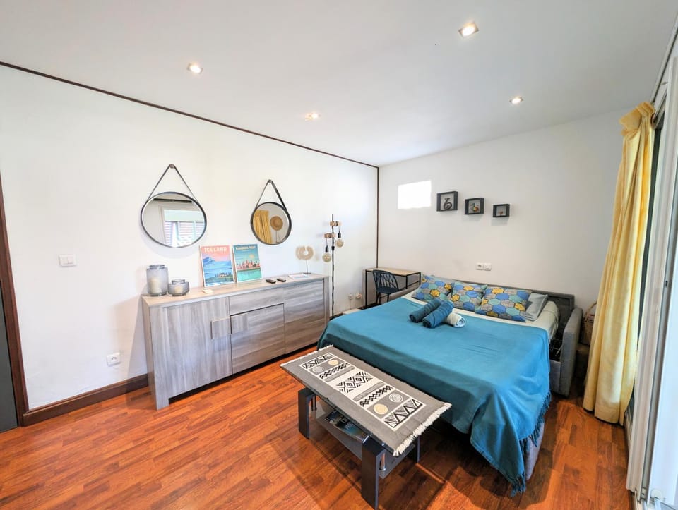 Bed, Living room, Photo of the whole room, Bedroom