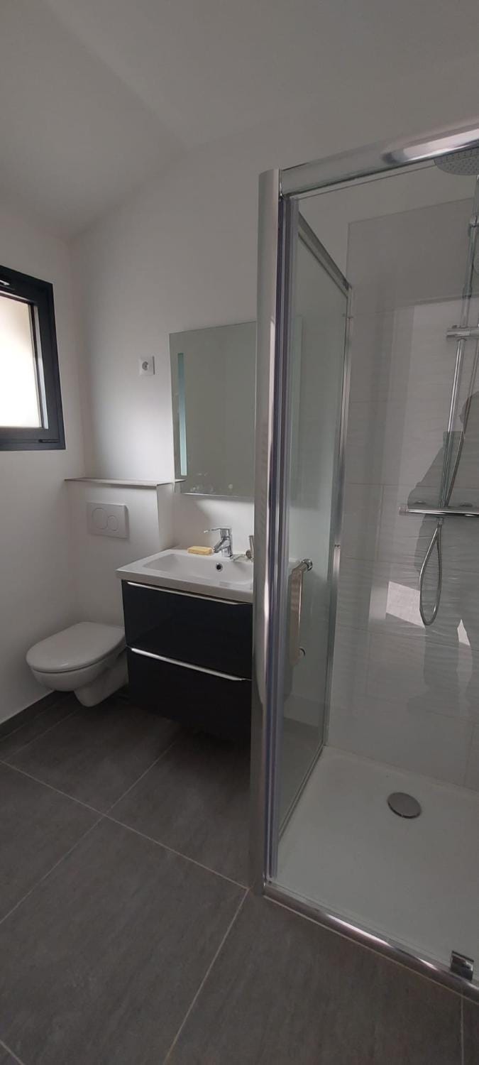 Shower, Toilet