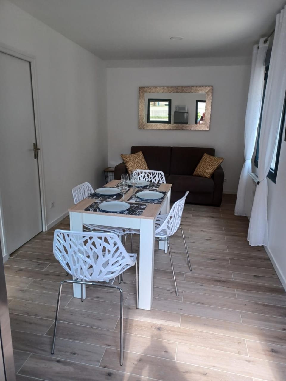 Living room, Dining area