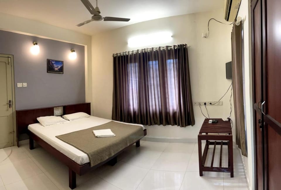 Bed, Photo of the whole room, Bedroom, fireplace, air conditioner