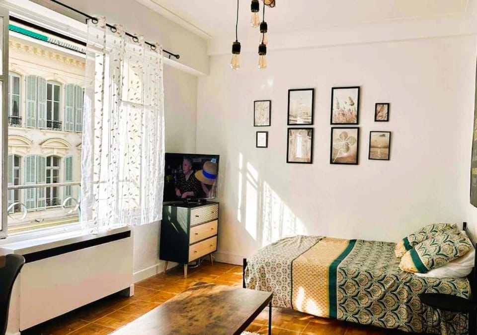 TV and multimedia, Photo of the whole room, Bedroom