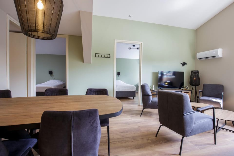 Communal lounge/ TV room, TV and multimedia, Living room, Seating area, Dining area, air conditioner