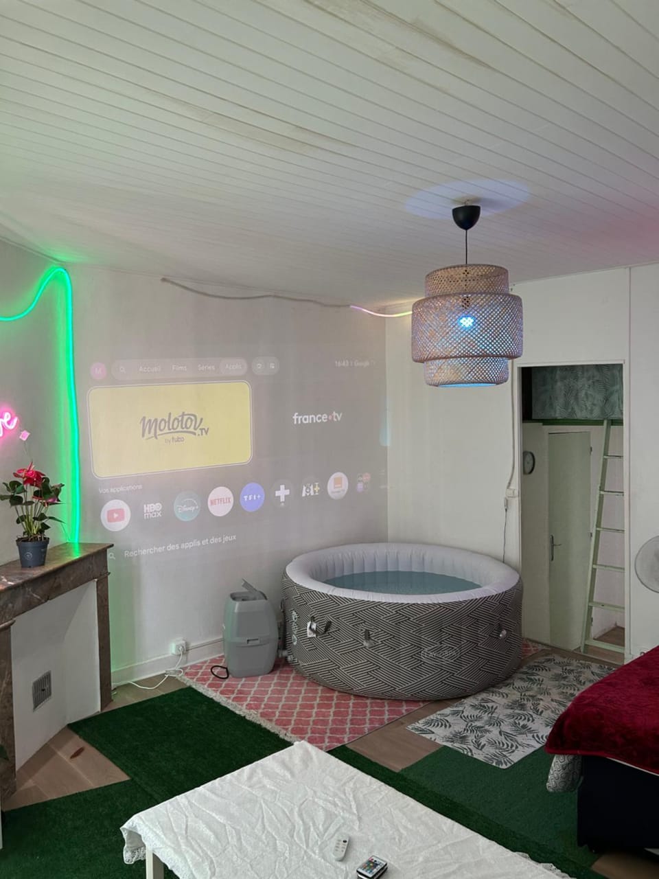 Un jacuzzi a Bordeaux Apartment in Bordeaux