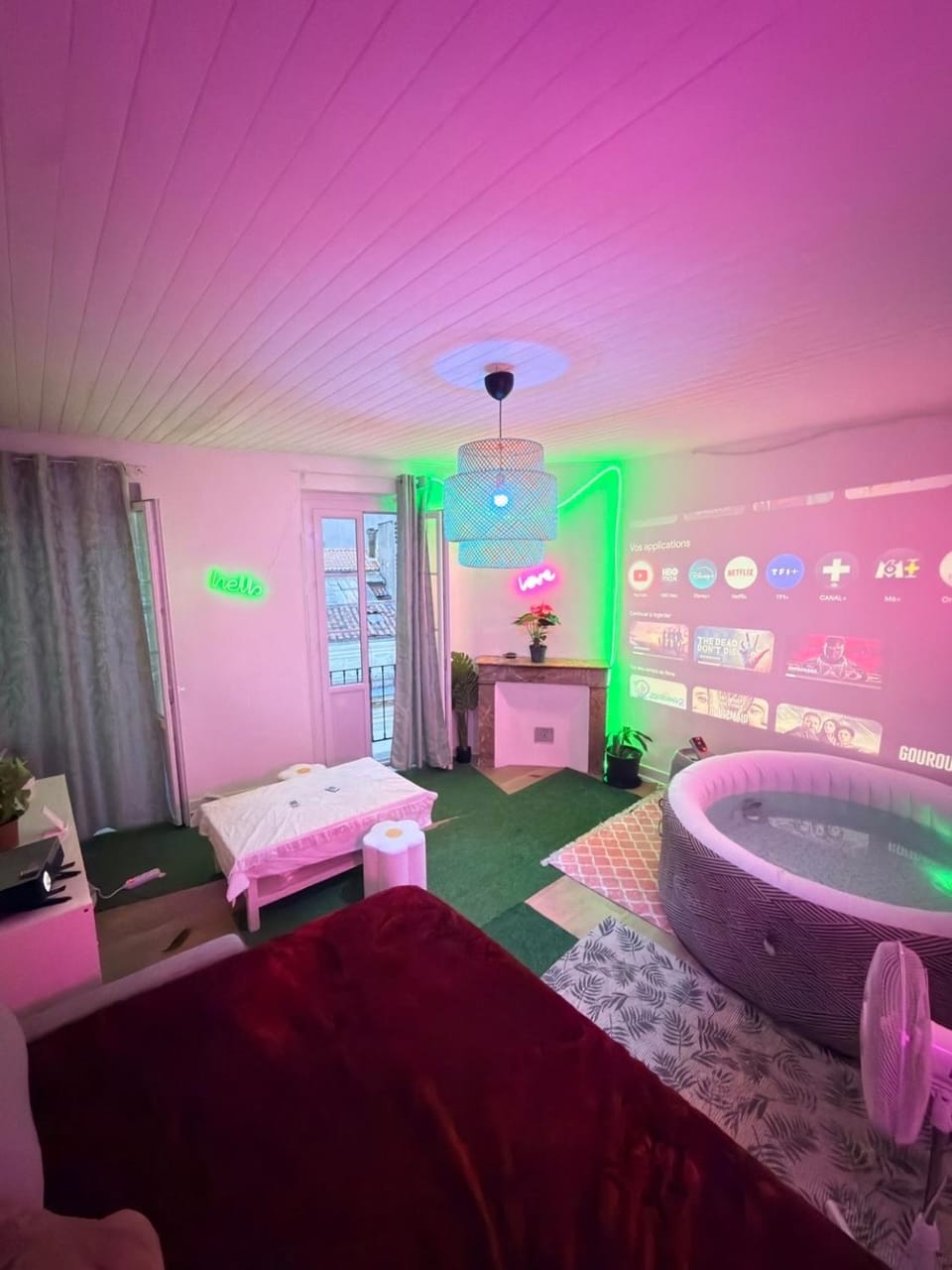 Un jacuzzi a Bordeaux Apartment in Bordeaux