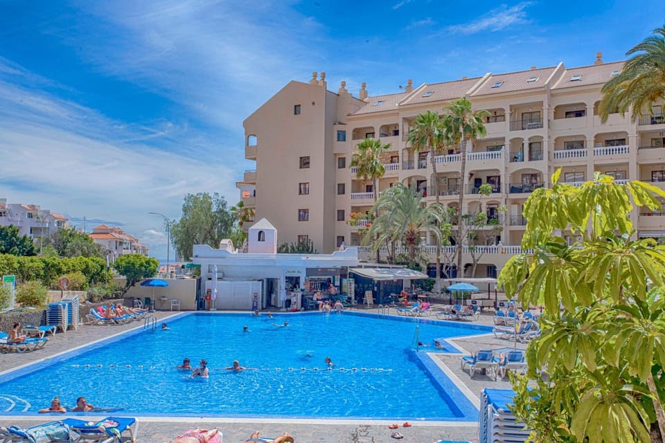 Day, People, Swimming pool, sunbed