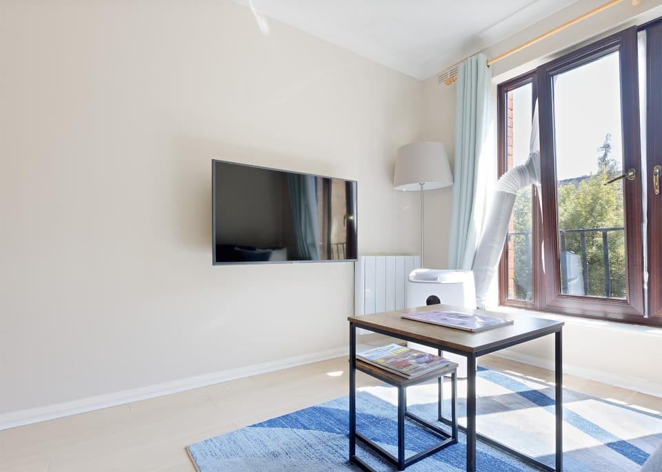 Wapping - Tobacco Docks - Modern Flat Apartment in London Borough of Southwark