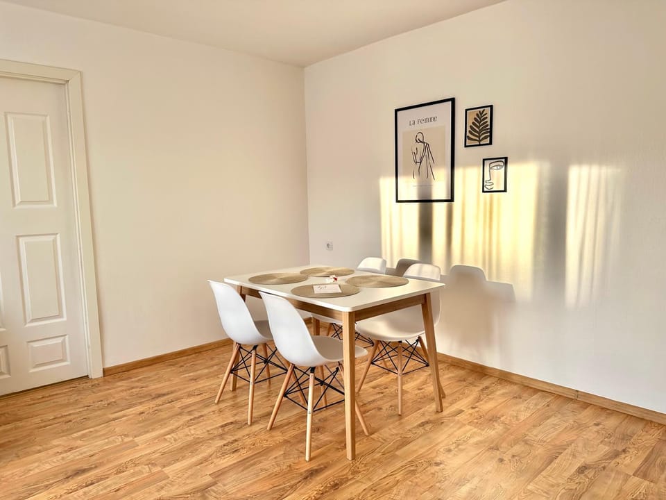 Photo of the whole room, Dining area
