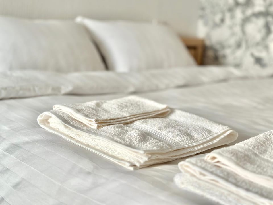 Bed, Bedroom, towels