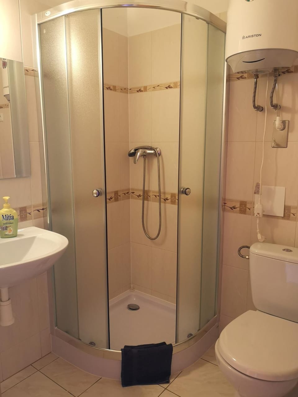 Shower, Toilet, Bathroom, towels