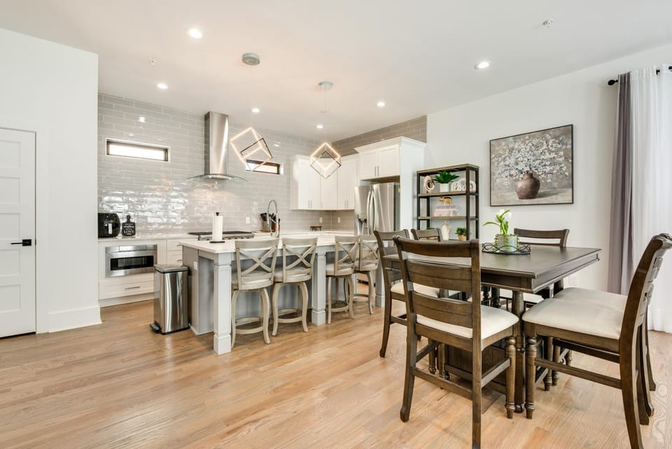 Luxury Living: High-Rise Balcony 2 Mi to Dtwn ATL House in Atlanta