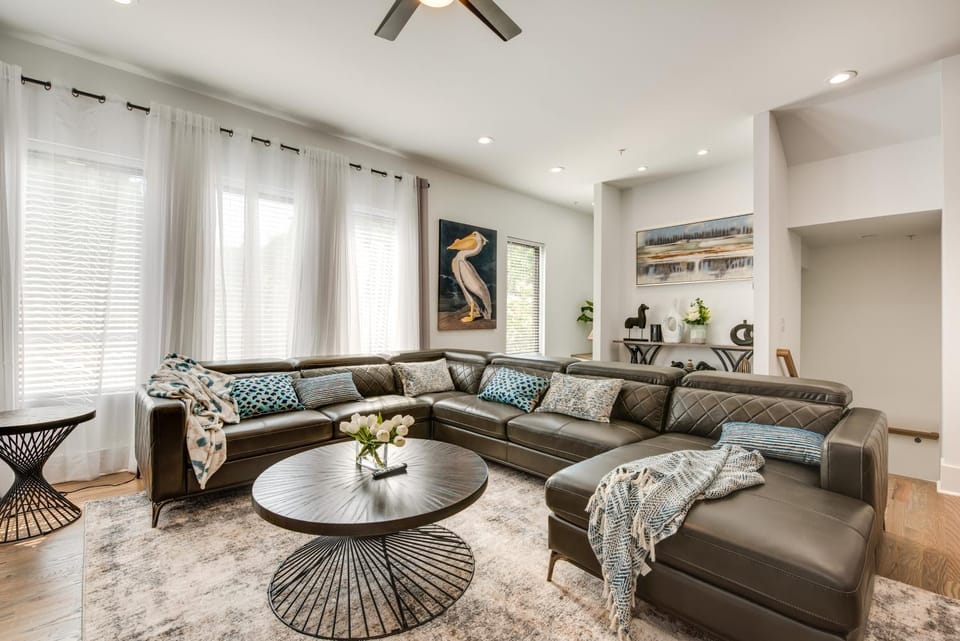 Luxury Living: High-Rise Balcony 2 Mi to Dtwn ATL House in Atlanta