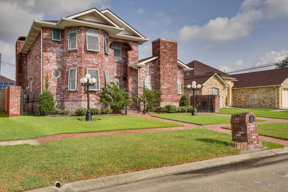 4 Mi to Bourbon St Spacious Retreat with Wet Bar! House in Terrytown