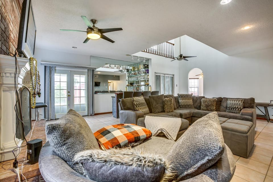 4 Mi to Bourbon St Spacious Retreat with Wet Bar! House in Terrytown