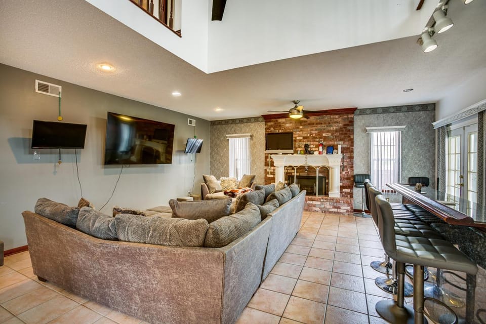 4 Mi to Bourbon St Spacious Retreat with Wet Bar! House in Terrytown