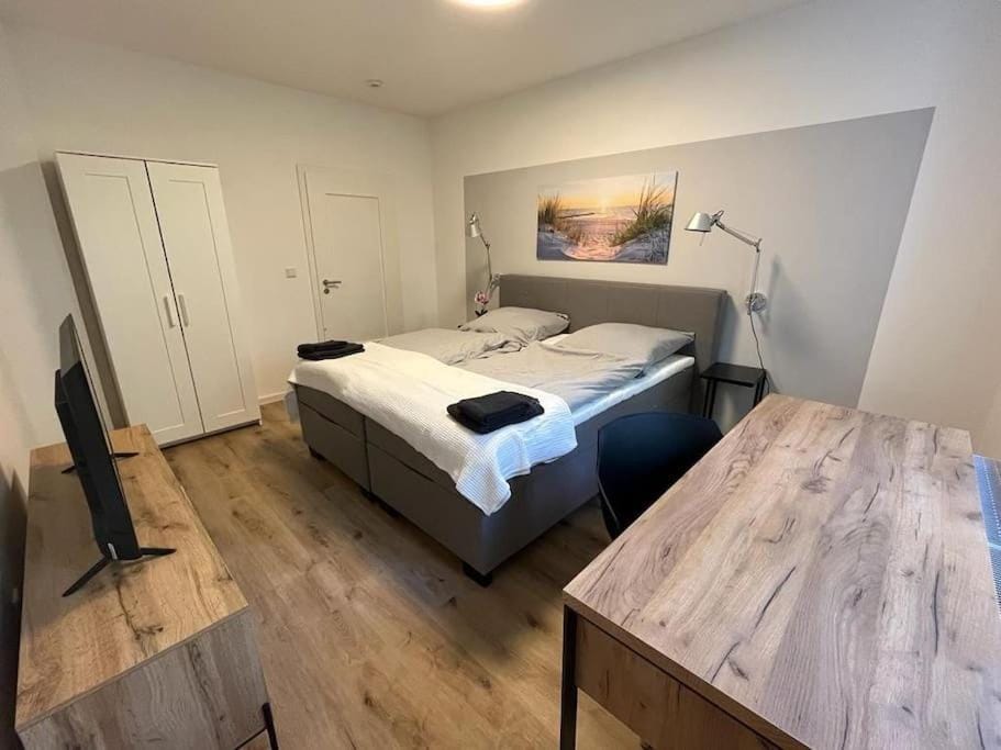 Bed, TV and multimedia, Photo of the whole room, Bedroom, wardrobe