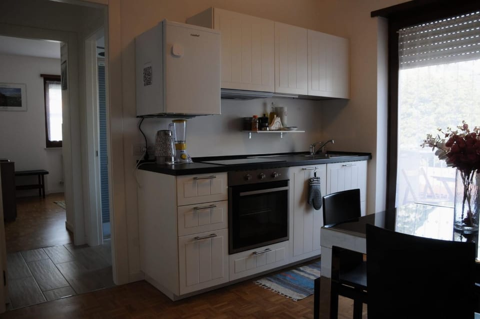 Coffee/tea facilities, Kitchen or kitchenette, dishwasher, oven, stove, toaster