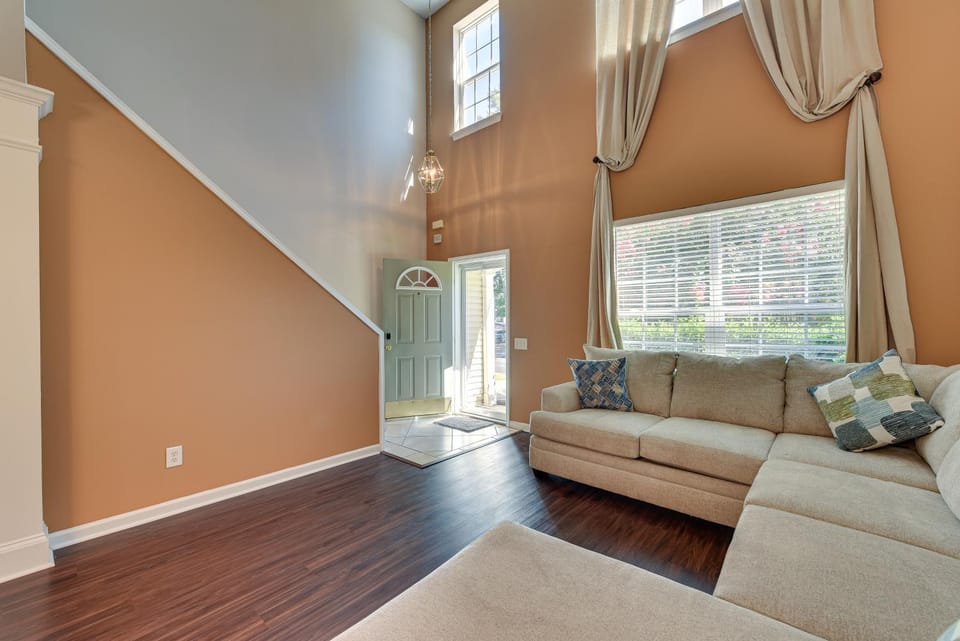 Charlotte Townhome with Deck 18 Mi to Downtown! House in Ballantyne