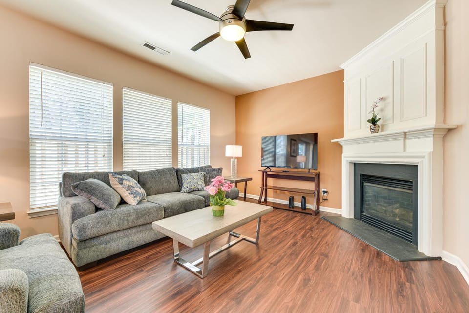 Charlotte Townhome with Deck 18 Mi to Downtown! House in Ballantyne