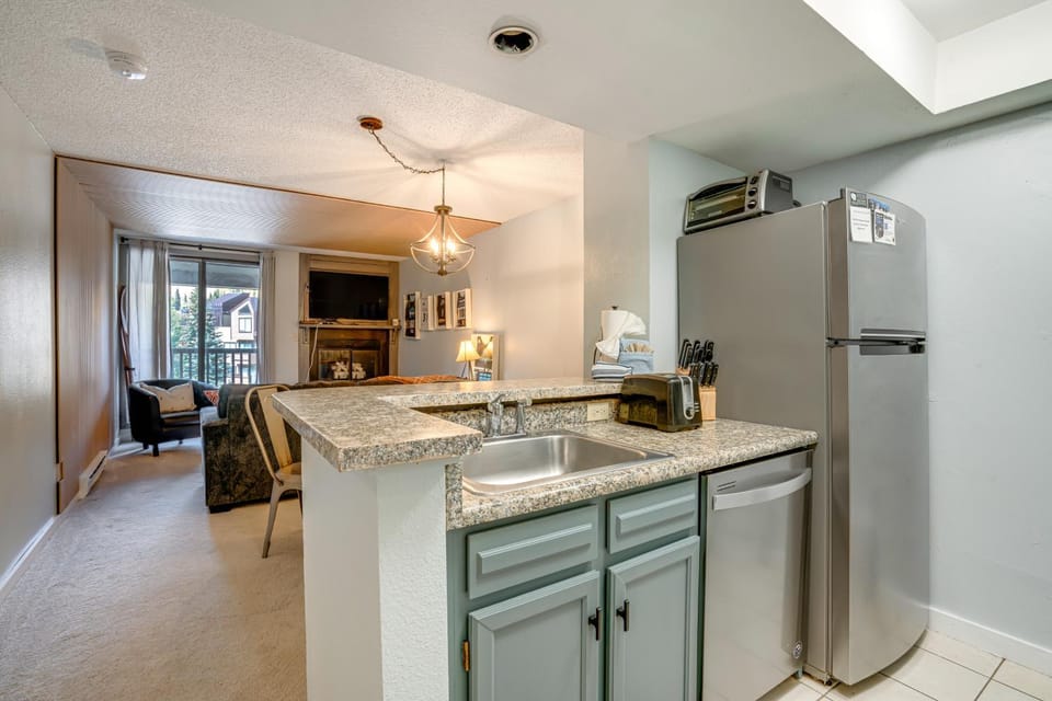 Walk to Ski Lift + Hot Tub: Copper Mountain Condo House in Copper Mountain