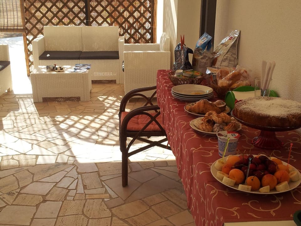 Dining area, Continental breakfast