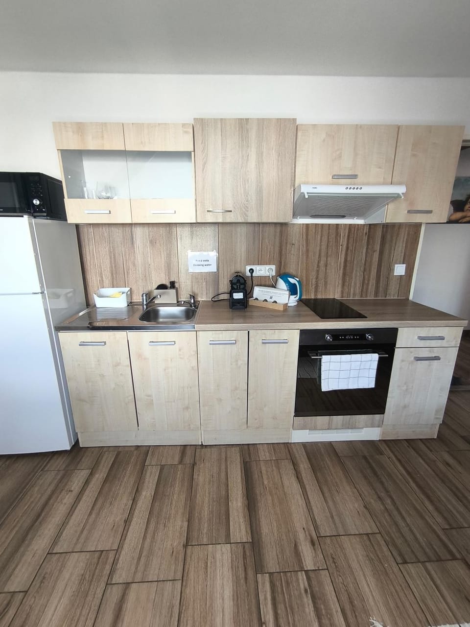 Coffee/tea facilities, Kitchen or kitchenette, oven, stove