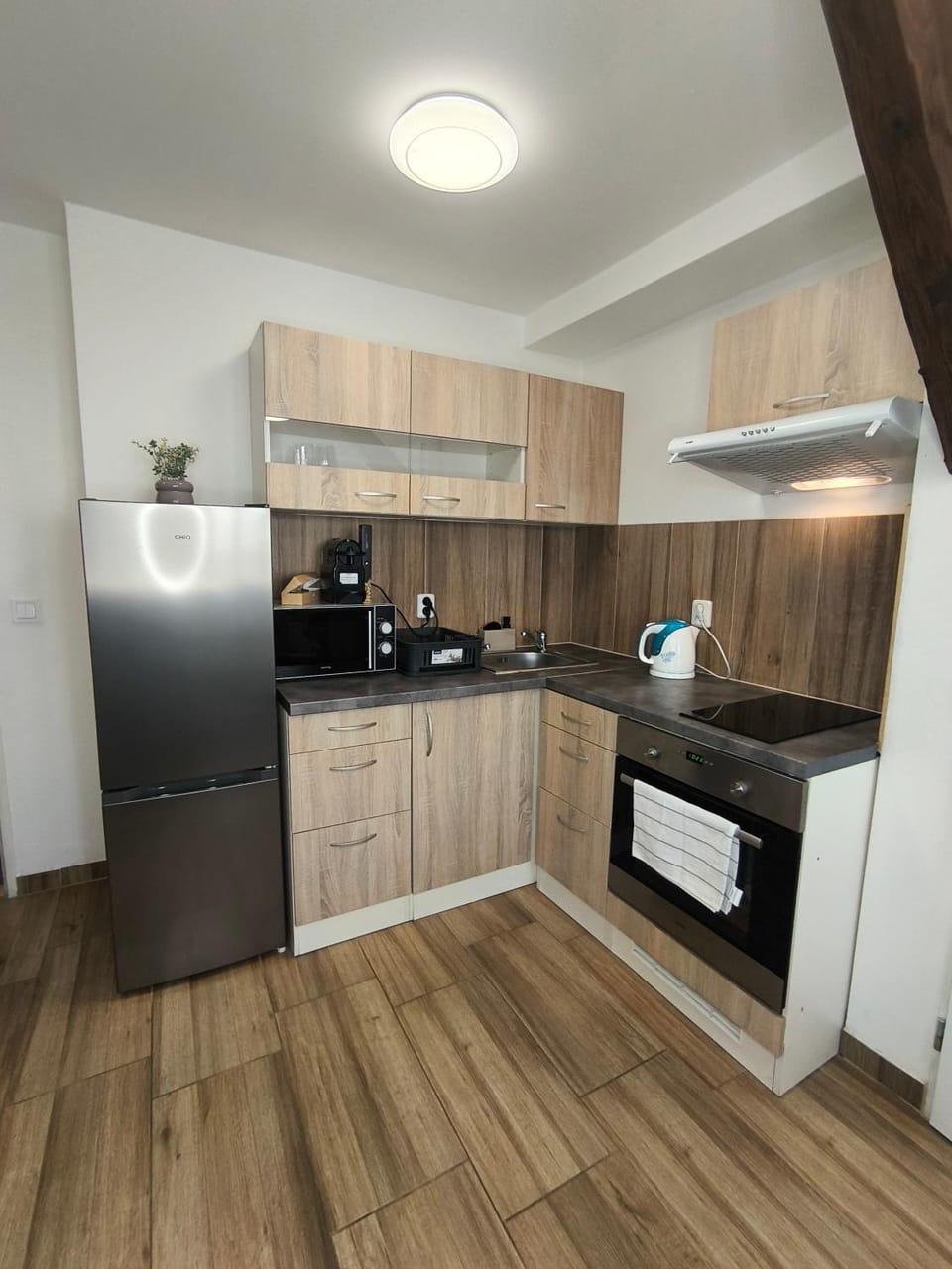 Coffee/tea facilities, Kitchen or kitchenette, oven, stove