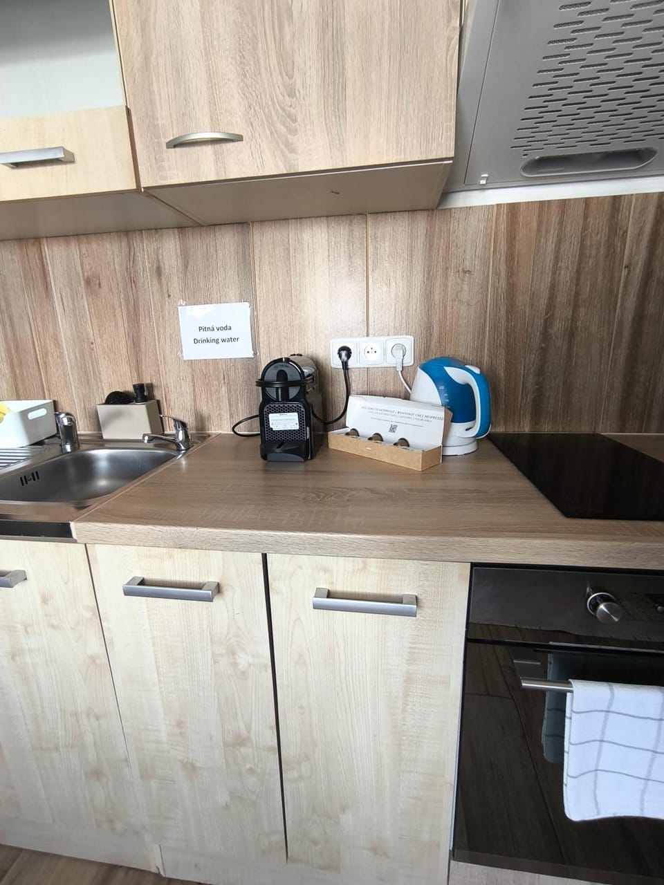 Coffee/tea facilities, Kitchen or kitchenette, stove