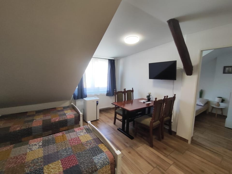 TV and multimedia, Living room, Photo of the whole room, Seating area, air conditioner