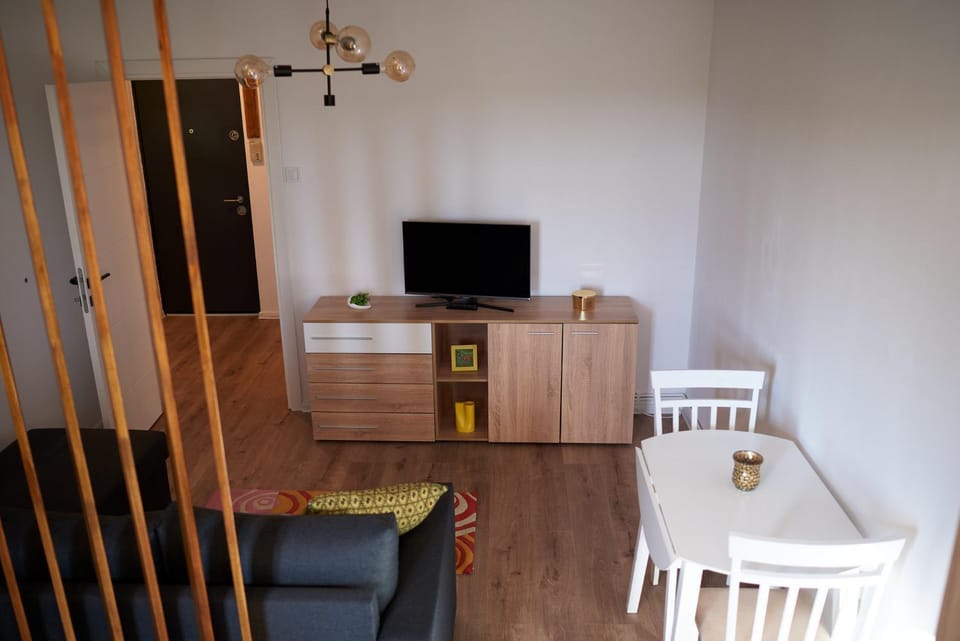 Communal lounge/ TV room, TV and multimedia, Living room, Seating area, Dining area, hair dresser