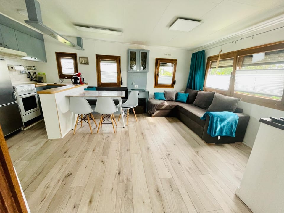 Kitchen or kitchenette, Living room, Seating area, Dining area