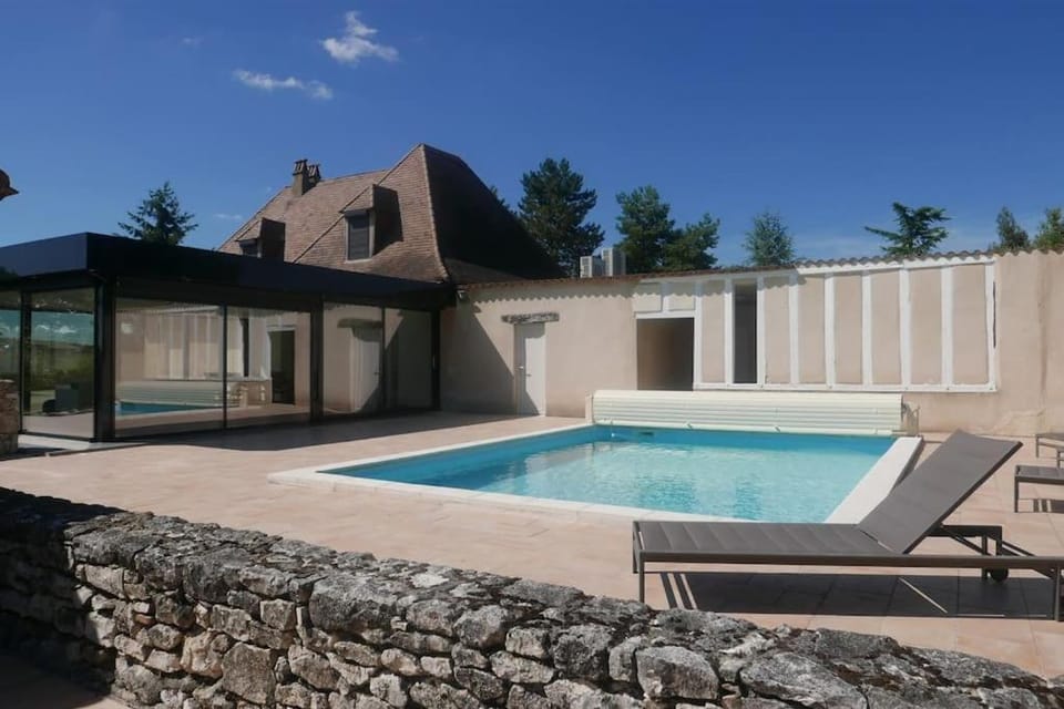Property building, Patio, Day, Pool view, Swimming pool, sunbed
