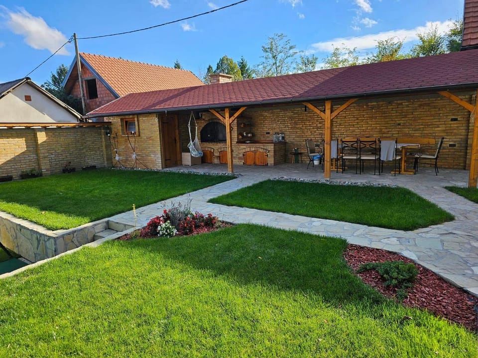 Property building, Patio, Garden, Lounge or bar, Seating area, Garden view
