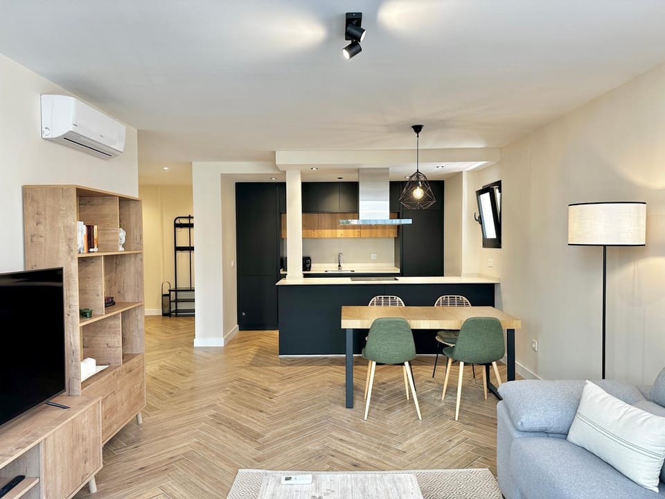 Kitchen or kitchenette, Seating area, Dining area, minibar