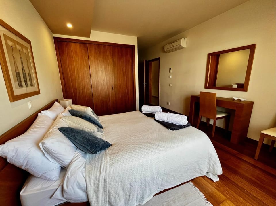 Photo of the whole room, Bedroom, hair dresser