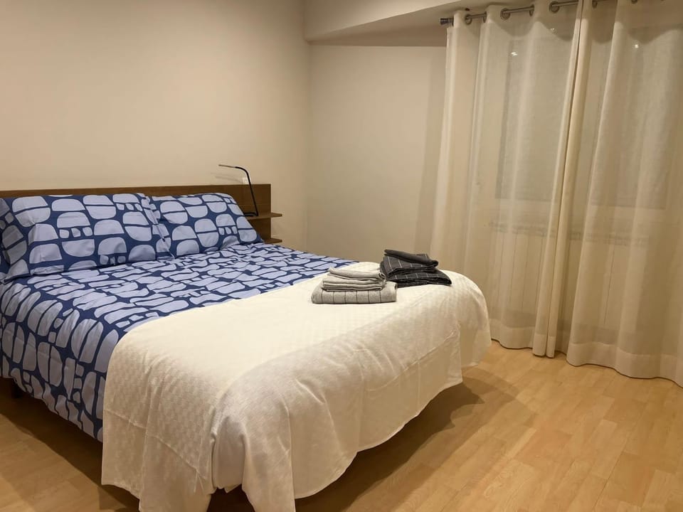 Bedroom, towels
