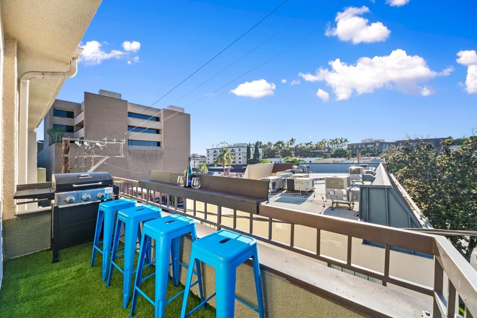 Property building, Patio, Day, Natural landscape, View (from property/room), Balcony/Terrace, Seating area, City view