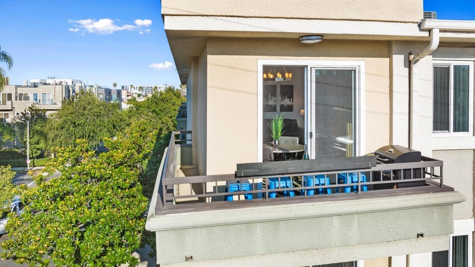 Beverly Hills Penthouse 2 BR Apt with Parking 407 Apartment hotel in Beverly Hills