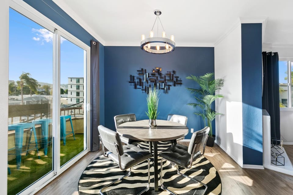 Beverly Hills Penthouse 2 BR Apt with Parking 407 Apartment hotel in Beverly Hills
