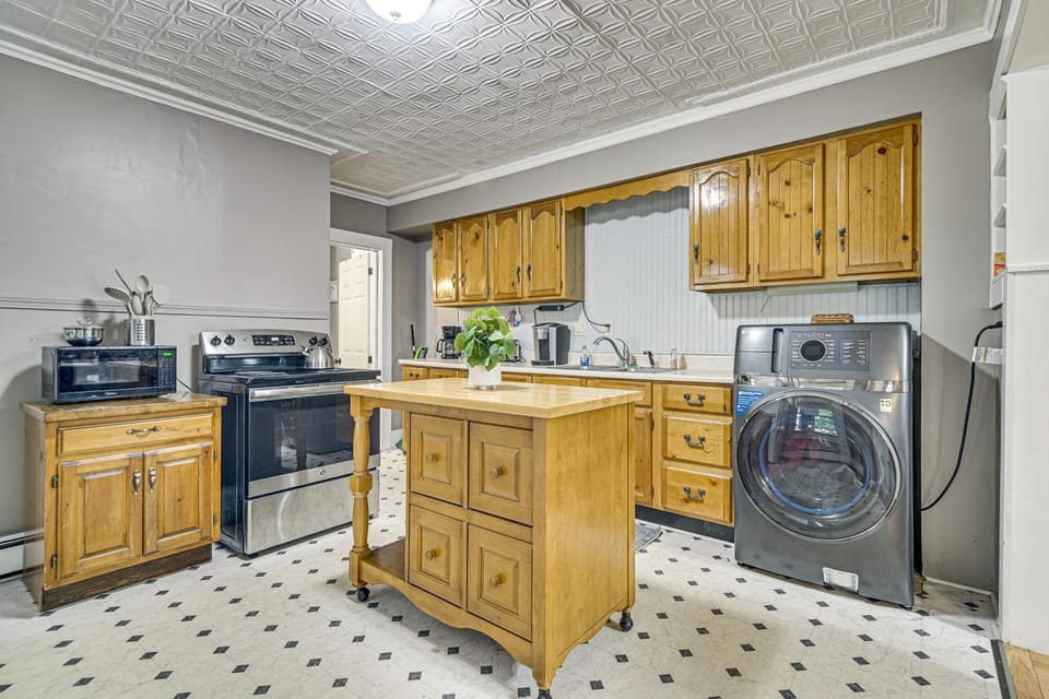 Home w/ Private Hot Tub < 1 Mi to Auburn Riverwalk House in Auburn
