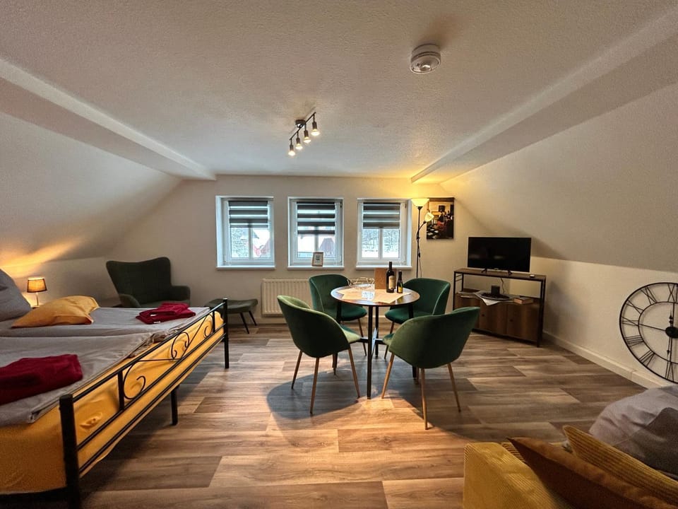 Bed, TV and multimedia, Living room, Photo of the whole room, Seating area, Dining area, Bedroom