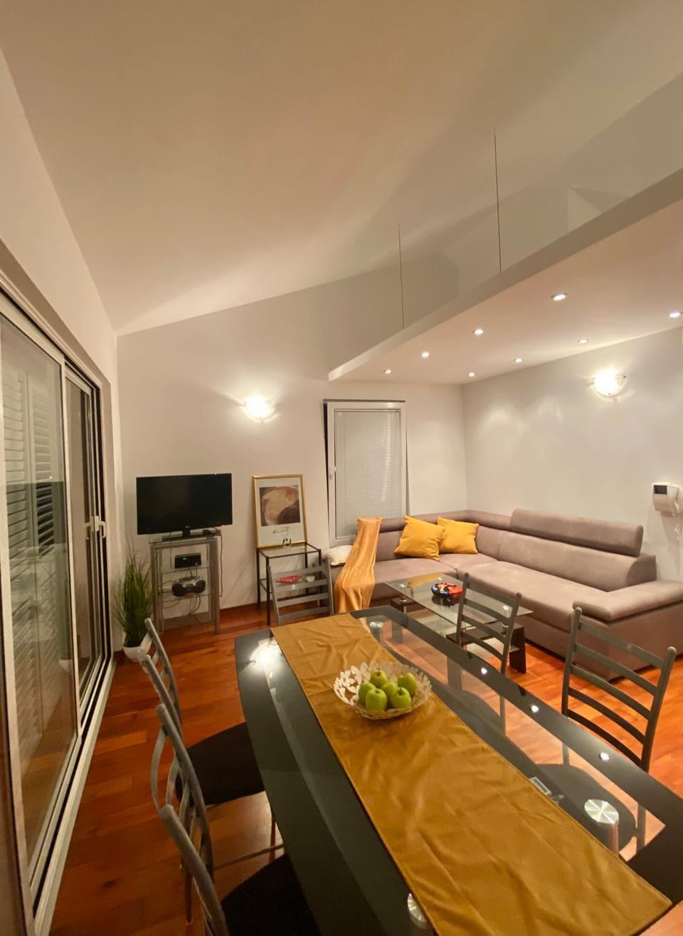 Communal lounge/ TV room, TV and multimedia, Living room, Seating area, Dining area