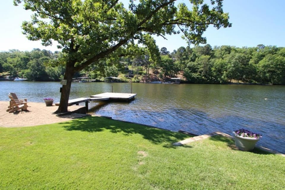 #06 - Lakeview Two Bedroom Cottage-Pet Friendly House in Rockwell