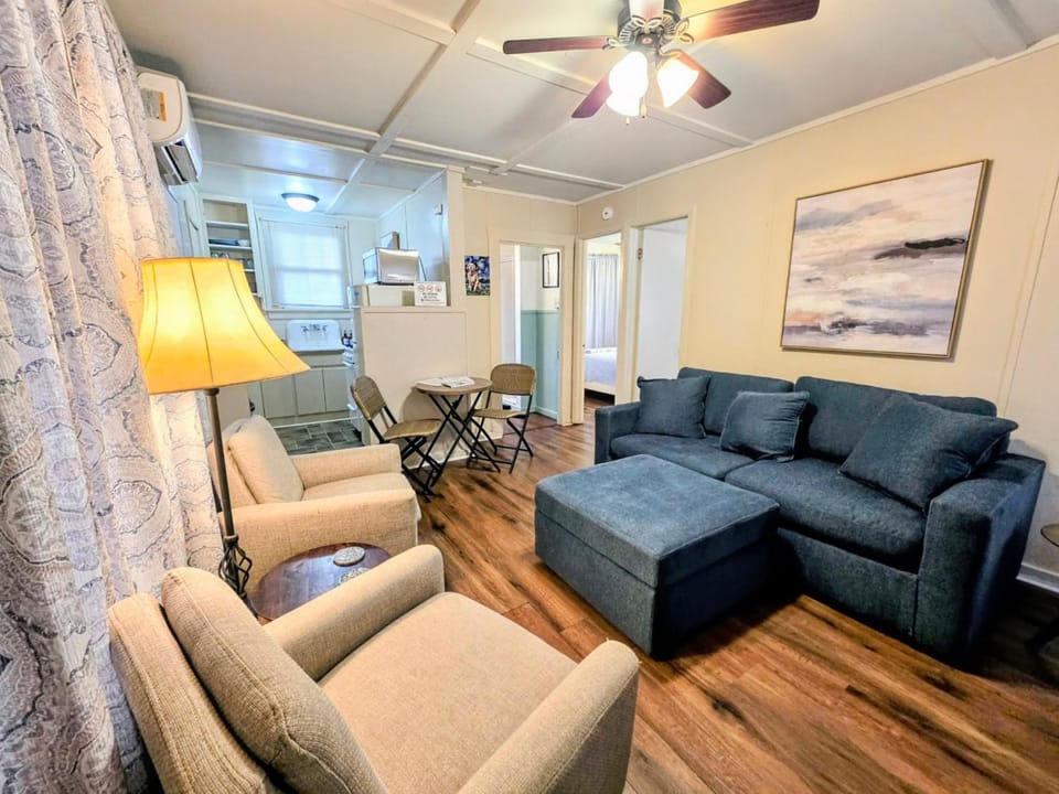 #06 - Lakeview Two Bedroom Cottage-Pet Friendly House in Rockwell