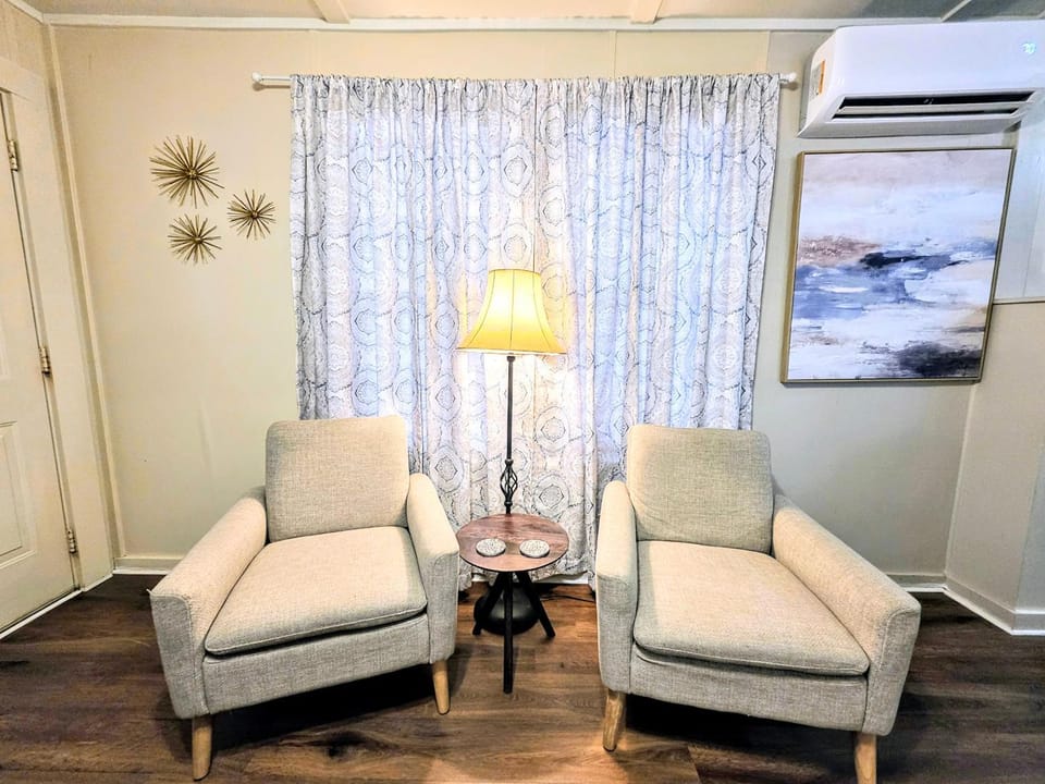 #06 - Lakeview Two Bedroom Cottage-Pet Friendly House in Rockwell