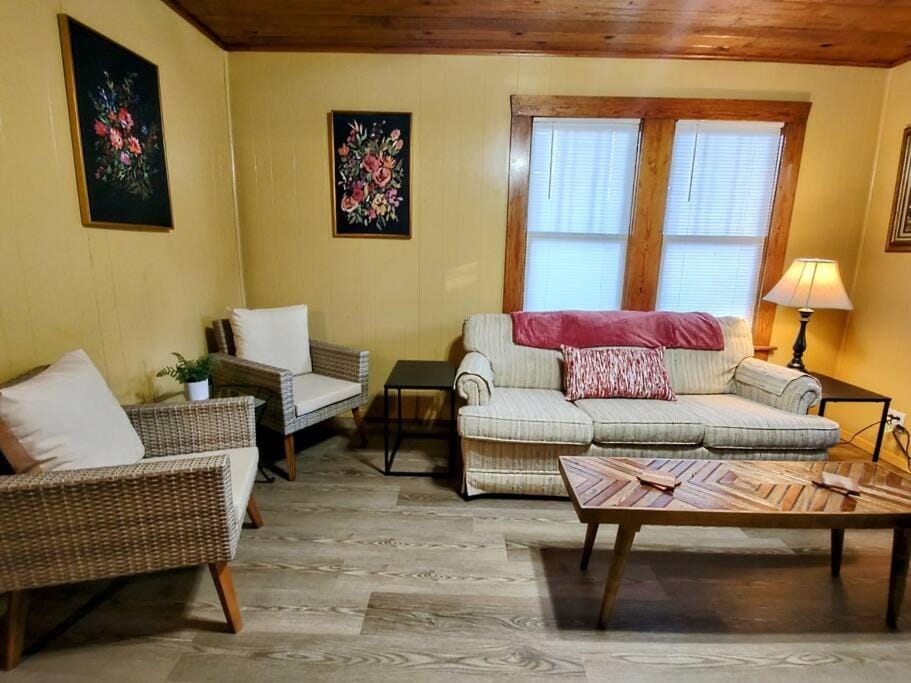 #07 - Lakeview One Bedroom Cottage-Pet Friendly House in Rockwell