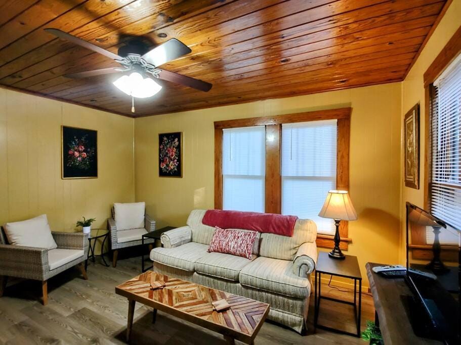 #07 - Lakeview One Bedroom Cottage-Pet Friendly House in Rockwell